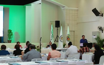 <p><strong>DEV'T COUNCIL MEETING</strong>. Iloilo City Mayor Jose Espinosa III welcomes members of the Regional Development Council (RDC) during its quarterly regular meeting hosted by the city government at the Diamond Jubilee Hall of the Division of Iloilo City on Friday (March 23, 2018). <em>(Photo by Perla Lena) </em></p>